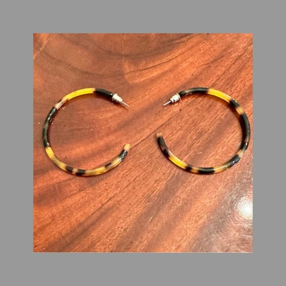 Tortoise Shell Resin Hoop Earrings - Picture 1 of 5